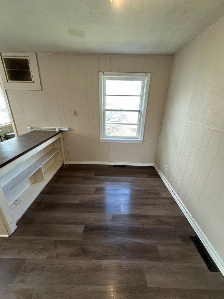 211 W Springfield St - Photo 4 of 9