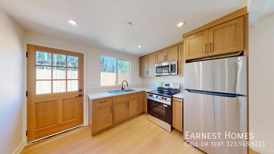 6443 Satsuma Ave - Photo 6 of 10