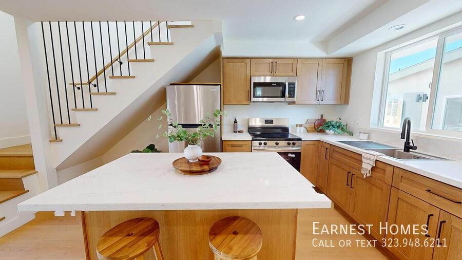 6445 Satsuma Ave - Photo 4 of 11