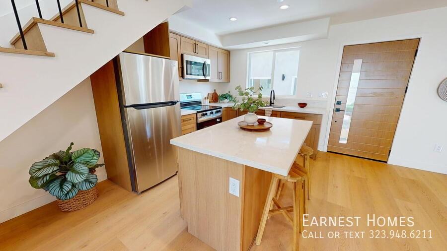6445 Satsuma Ave - Photo 5 of 11