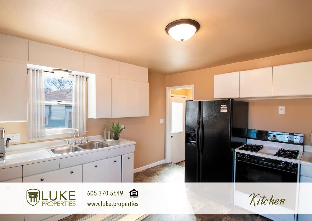 2205 E 7th St - Photo 6 of 20