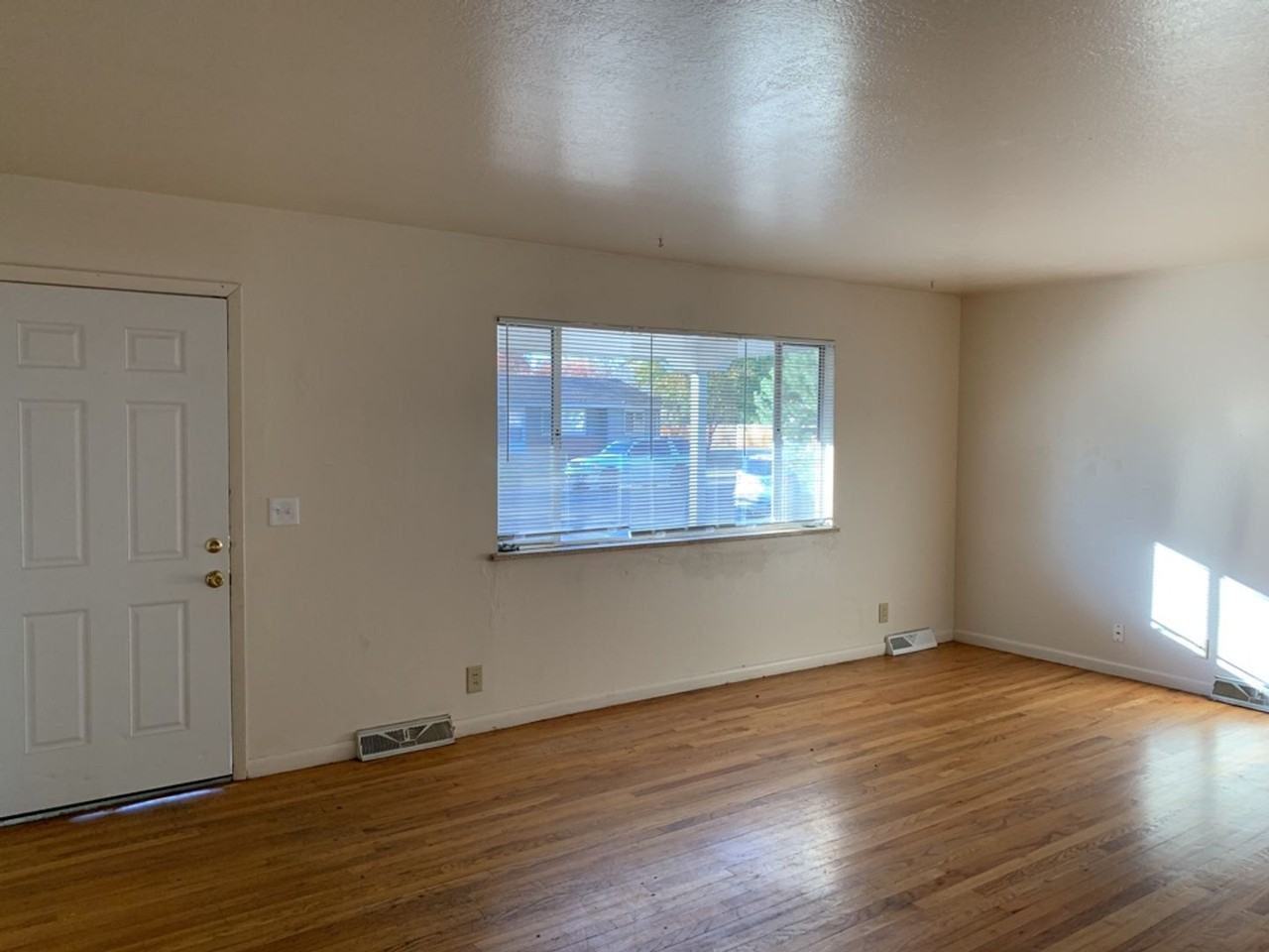 1304 Fairview Dr - Photo 4 of 37