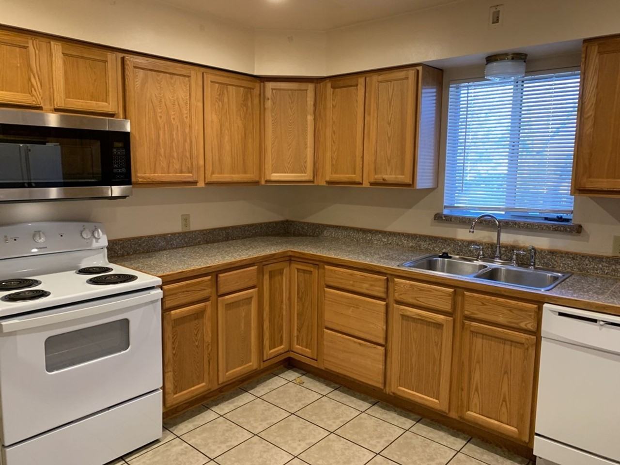 1304 Fairview Dr - Photo 6 of 37