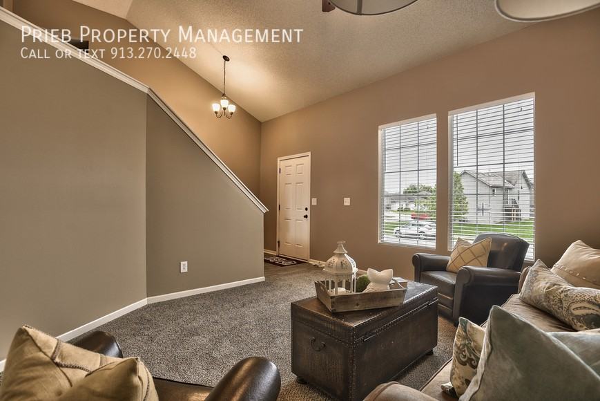 534 N Poplar St - Photo 4 of 23