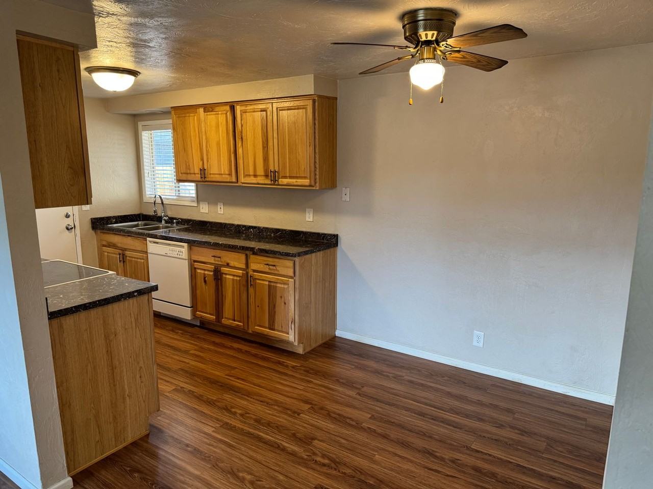 490 38th Pl - Photo 7 of 26