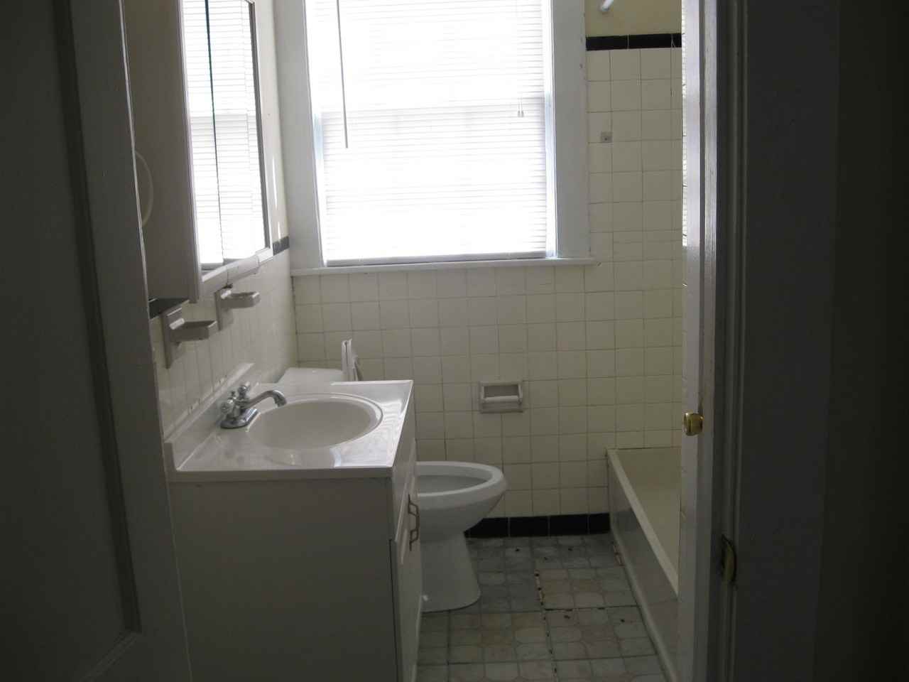 1511 E 34th St - Photo 3 of 19