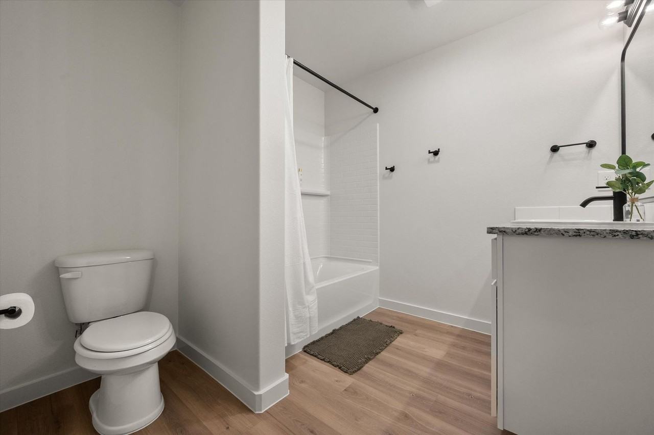 2505 Kenwood Ave - Photo 5 of 29