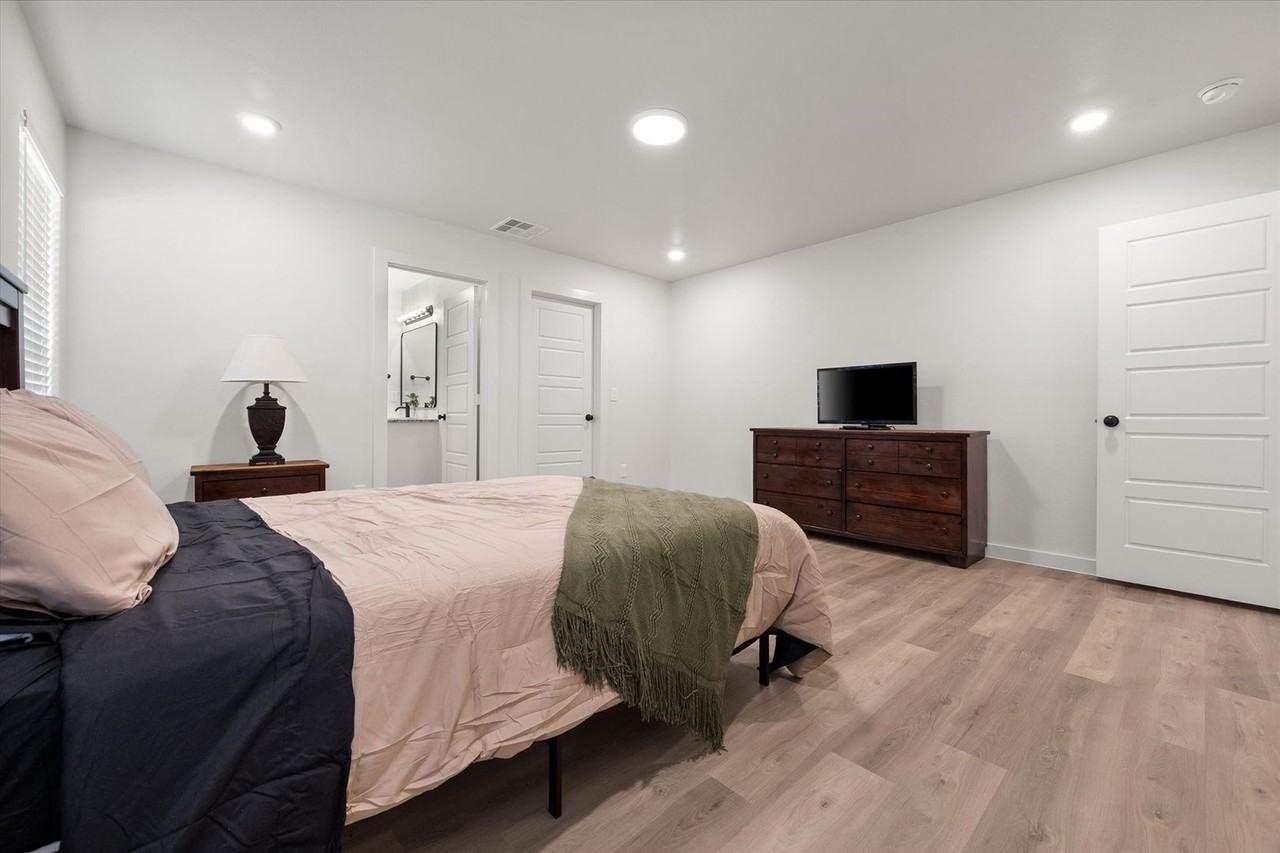 2505 Kenwood Ave - Photo 6 of 29