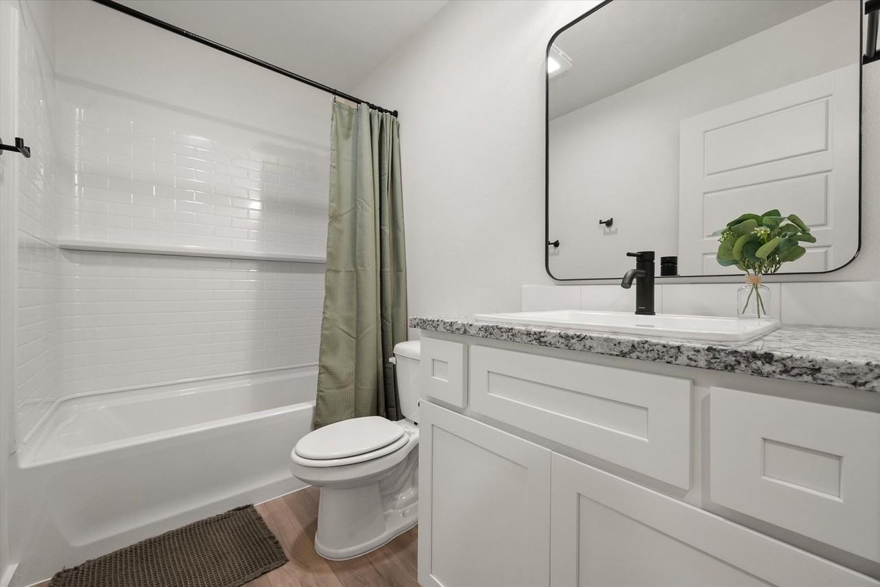 2505 Kenwood Ave - Photo 7 of 29