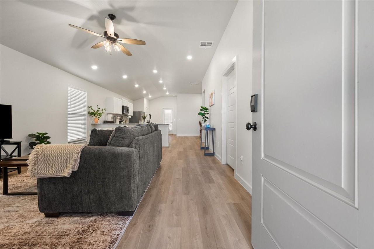 2505 Kenwood Ave - Photo 2 of 29