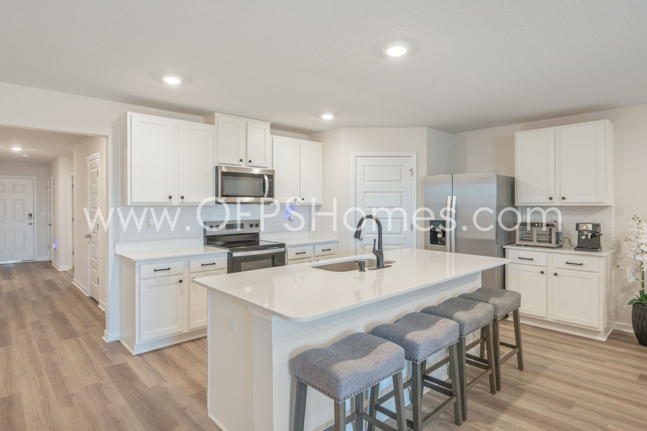 4618 Naval Ct - Photo 3 of 35