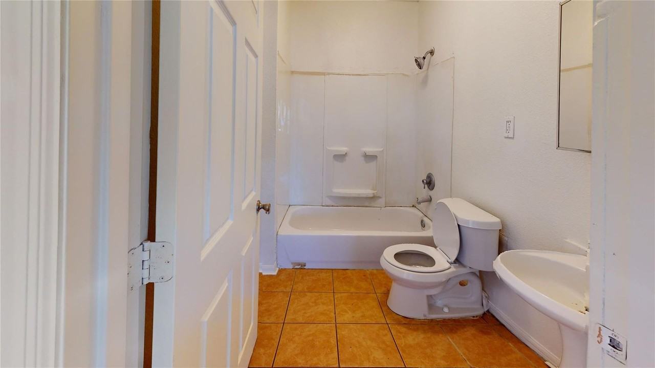 2021 Gurley Ave - Photo 3 of 9