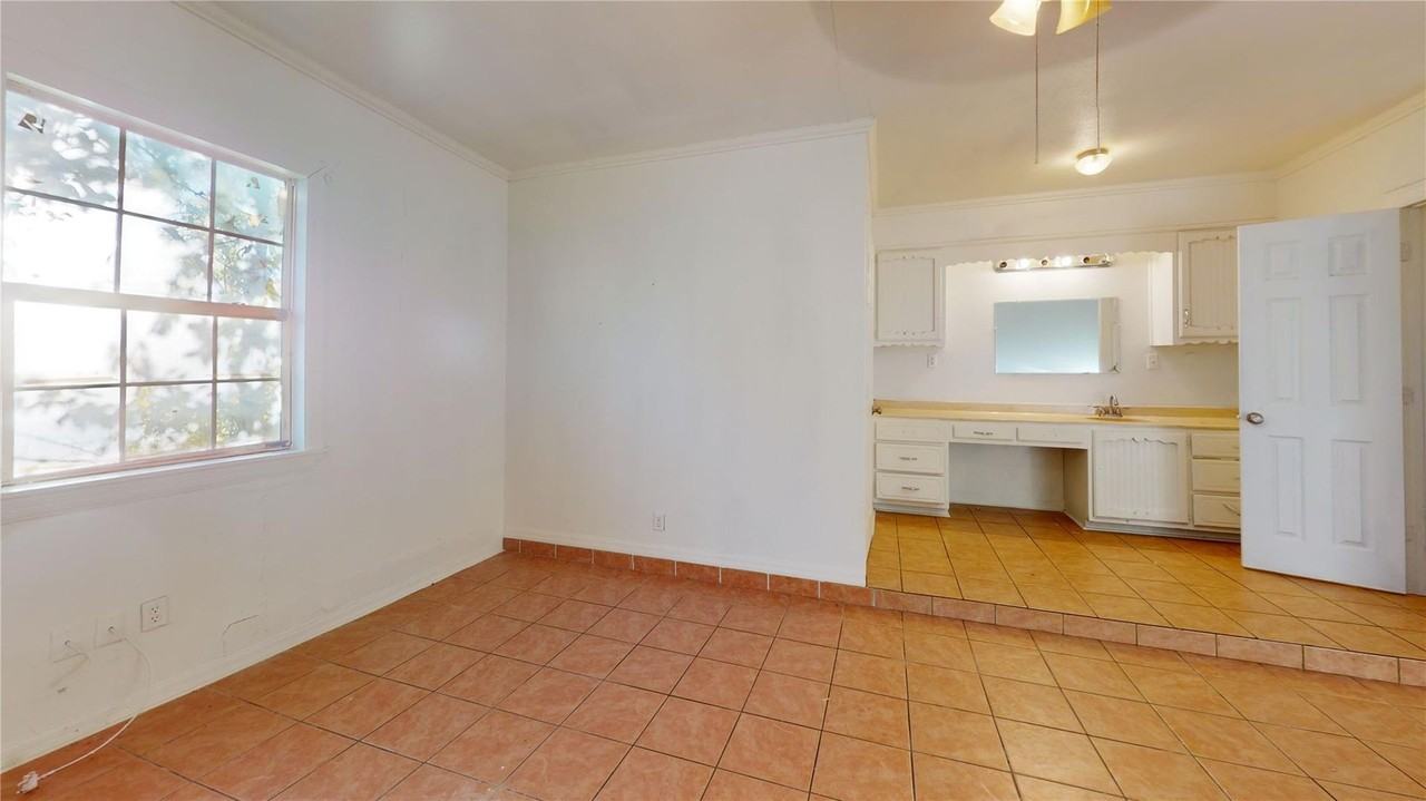 2021 Gurley Ave - Photo 5 of 9