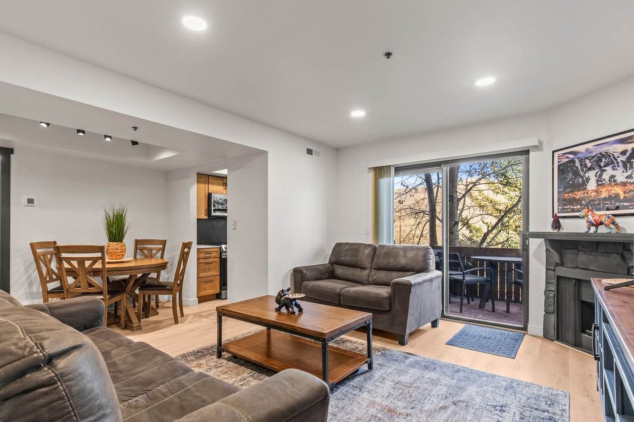 6851 N 2200 W - Photo 4 of 30