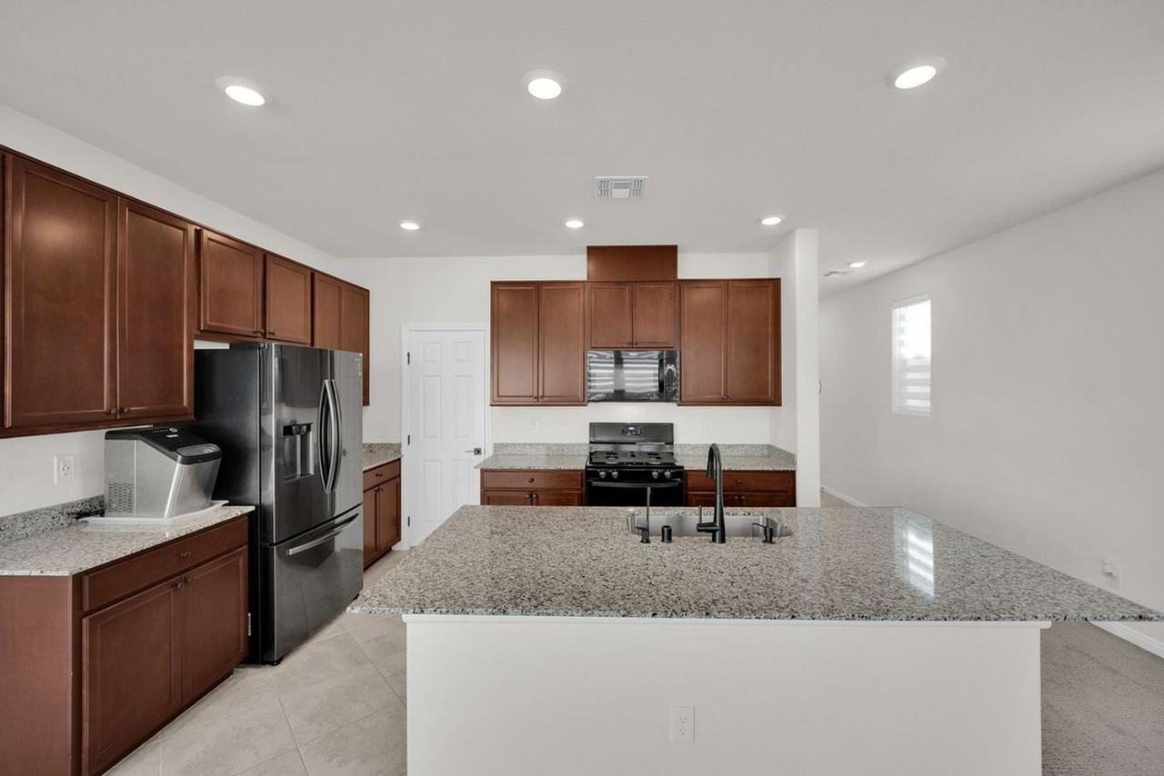 8751 Oak Lawn St - Photo 2 of 19
