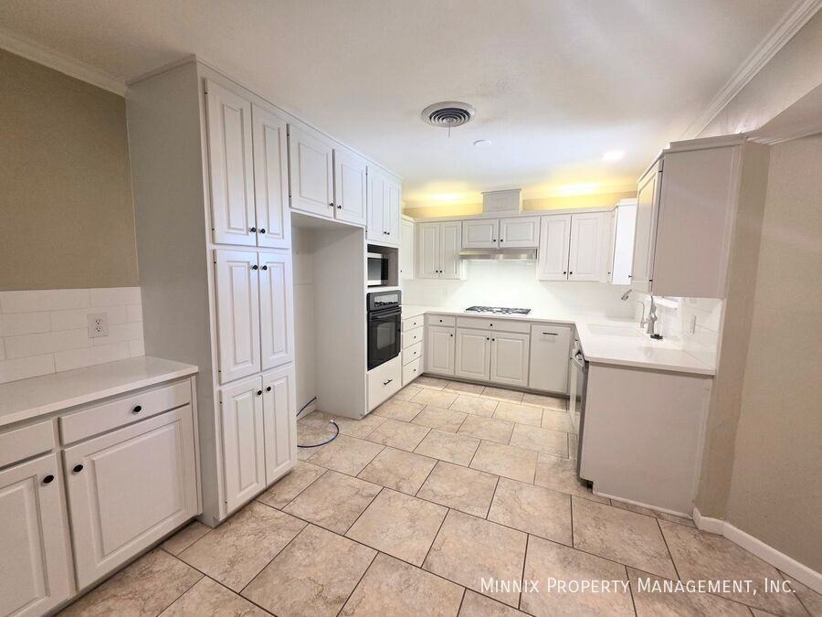 3216 Camarie Ave - Photo 5 of 18