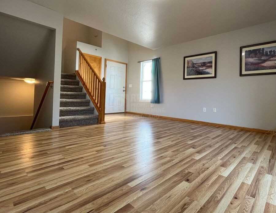 1044 Winona Cir - Photo 3 of 18