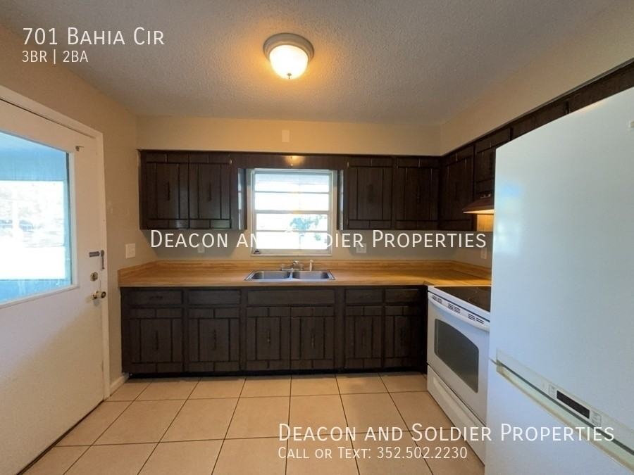 701 Bahia Cir - Photo 4 of 10