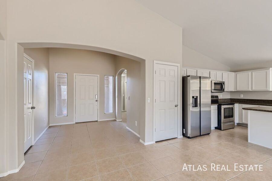 6524 W Hilton Ave - Photo 2 of 16