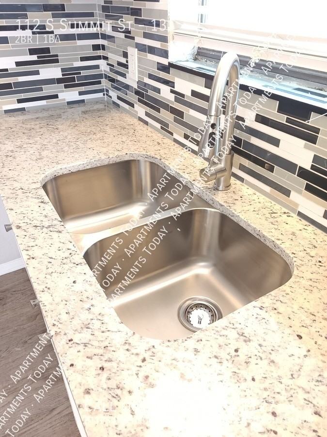 112 S Summit St #13 - Photo 3 of 11