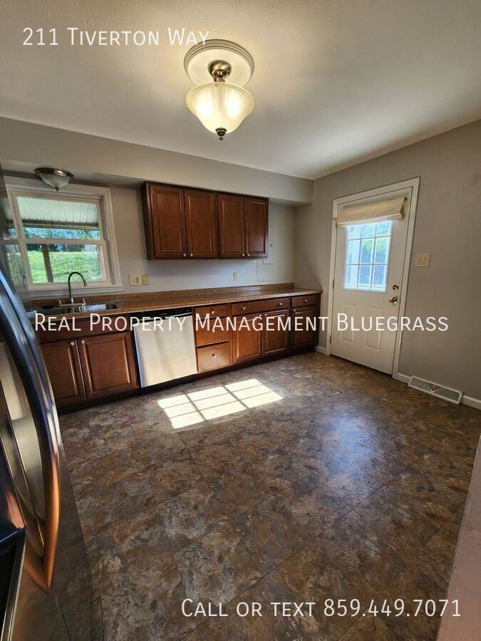 211 E Tiverton Way - Photo 6 of 21