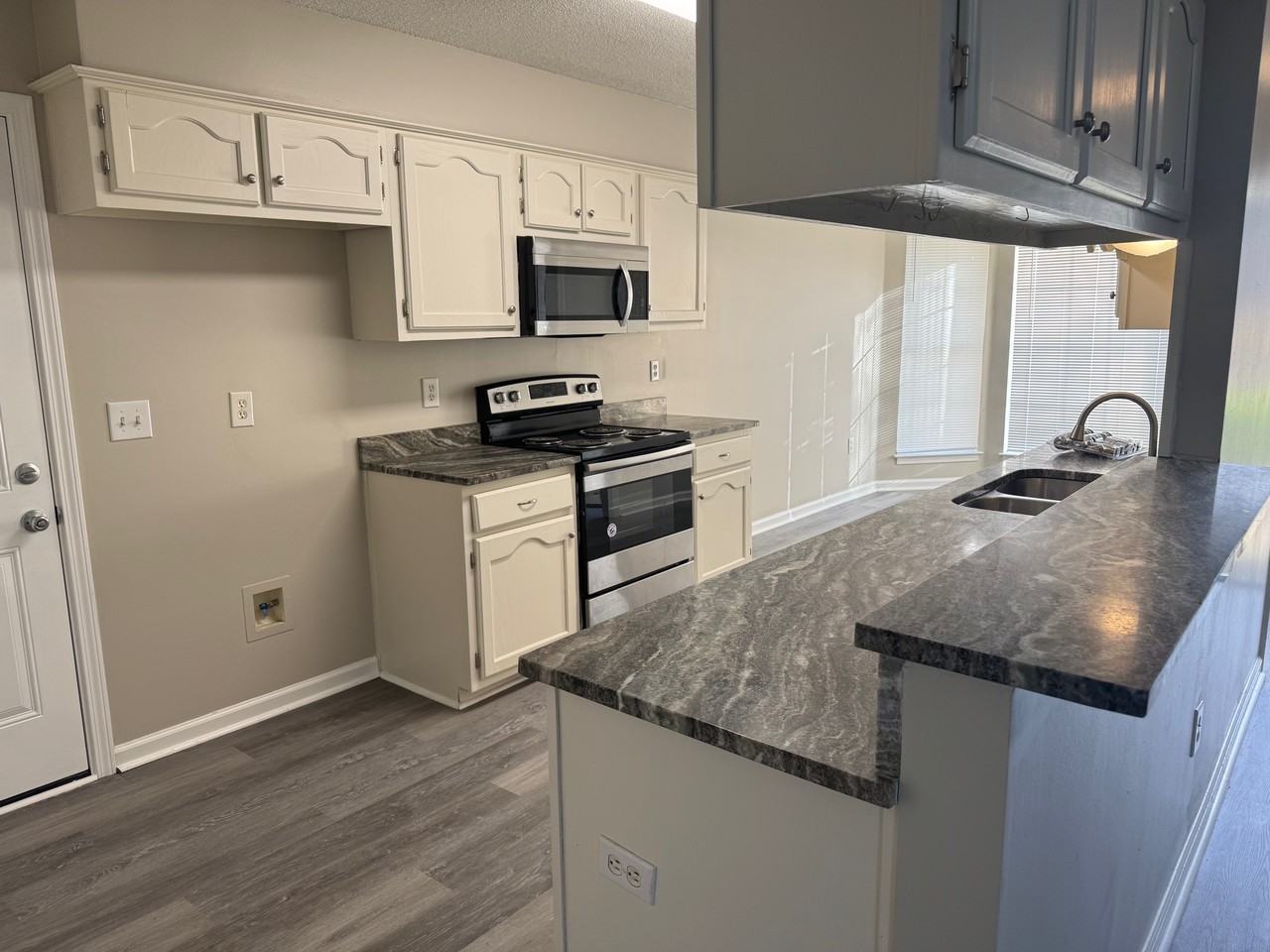 1130 Parkview Cir N #1 - Photo 3 of 11