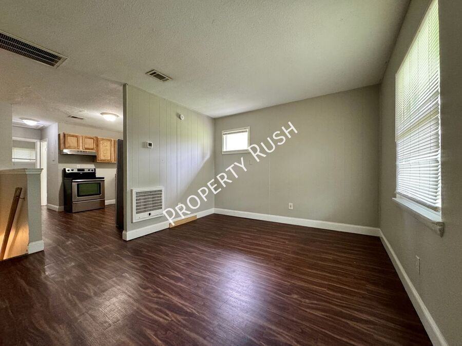 6303 Walden Ave #B - Photo 4 of 19