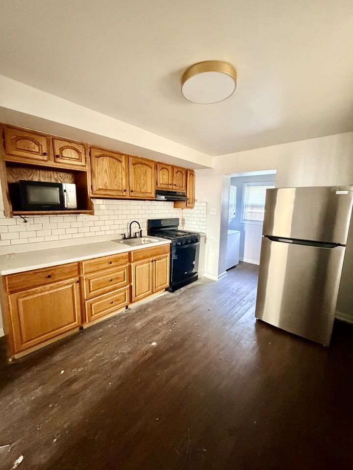 2084 E Pacific St - Photo 3 of 18