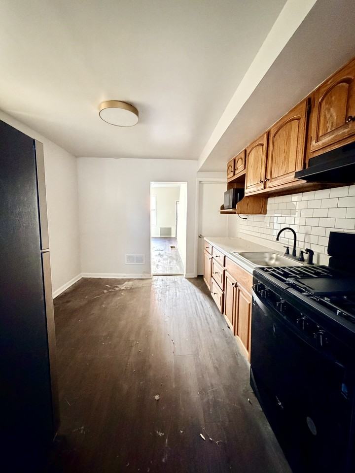 2084 E Pacific St - Photo 4 of 18