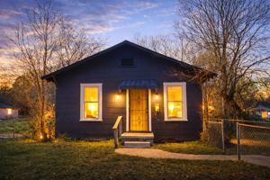 featured image of 2222 Carleton St