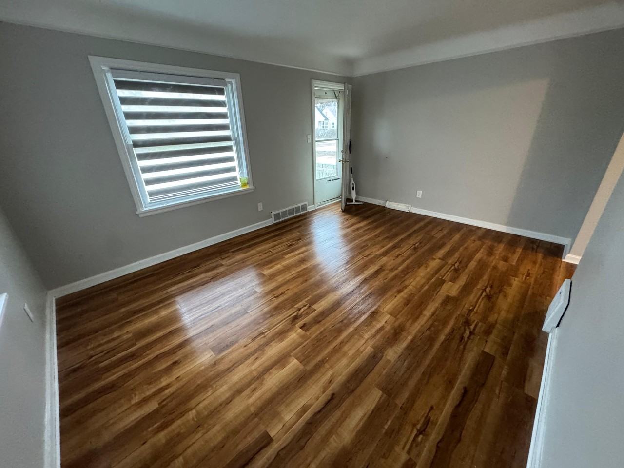 25301 Shoreview Ave - Photo 5 of 13