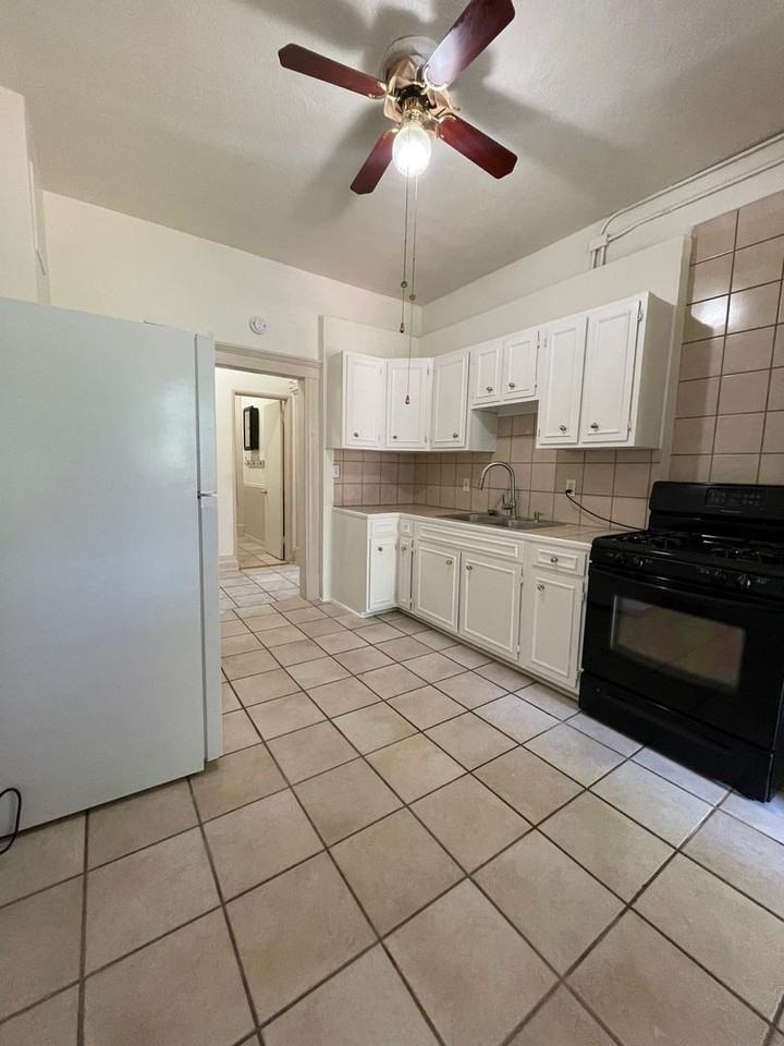 207 MIDWAY AVE - Photo 4 of 44