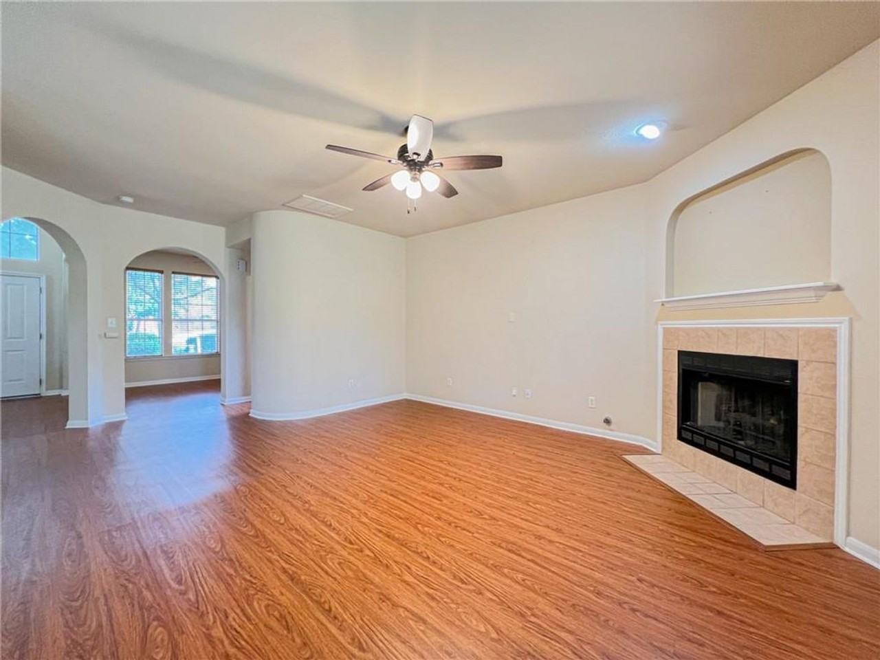 1009 Hidden View Pl - Photo 5 of 26