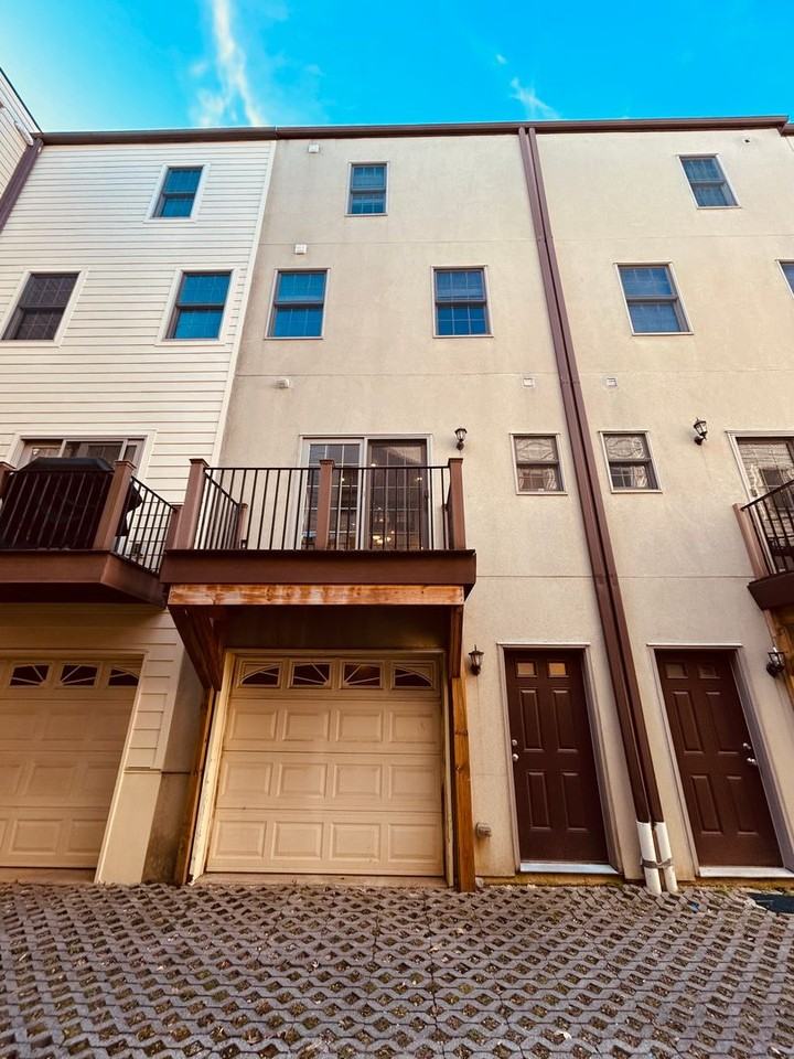 1009 N 3rd St - Photo 2 of 16