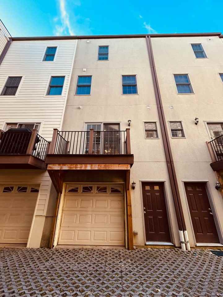 1007 N 3rd St - Photo 2 of 15