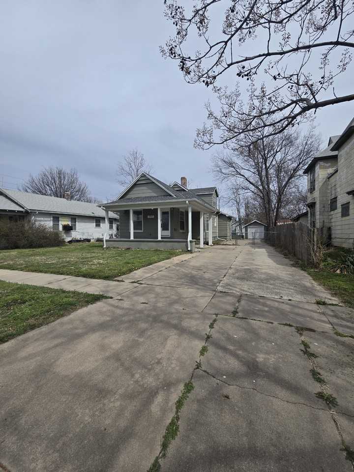 250 N Millwood St #1 - Photo 2 of 36