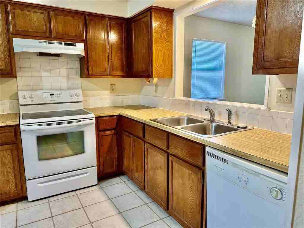 501 Carroll Dr - Photo 4 of 35