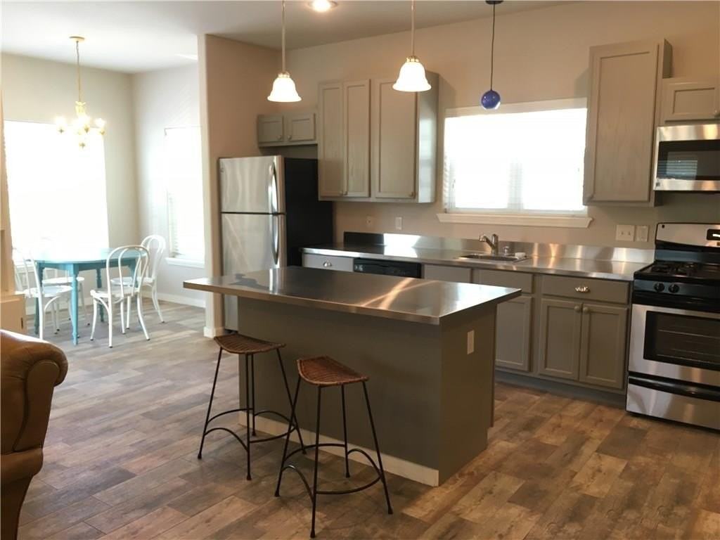 1639 W Stone St - Photo 2 of 9