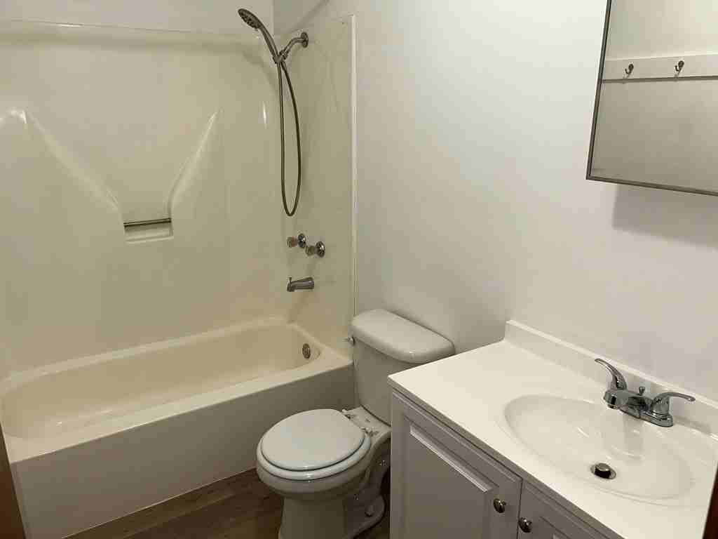 231 Wilson Ave Apt F - Photo 6 of 8