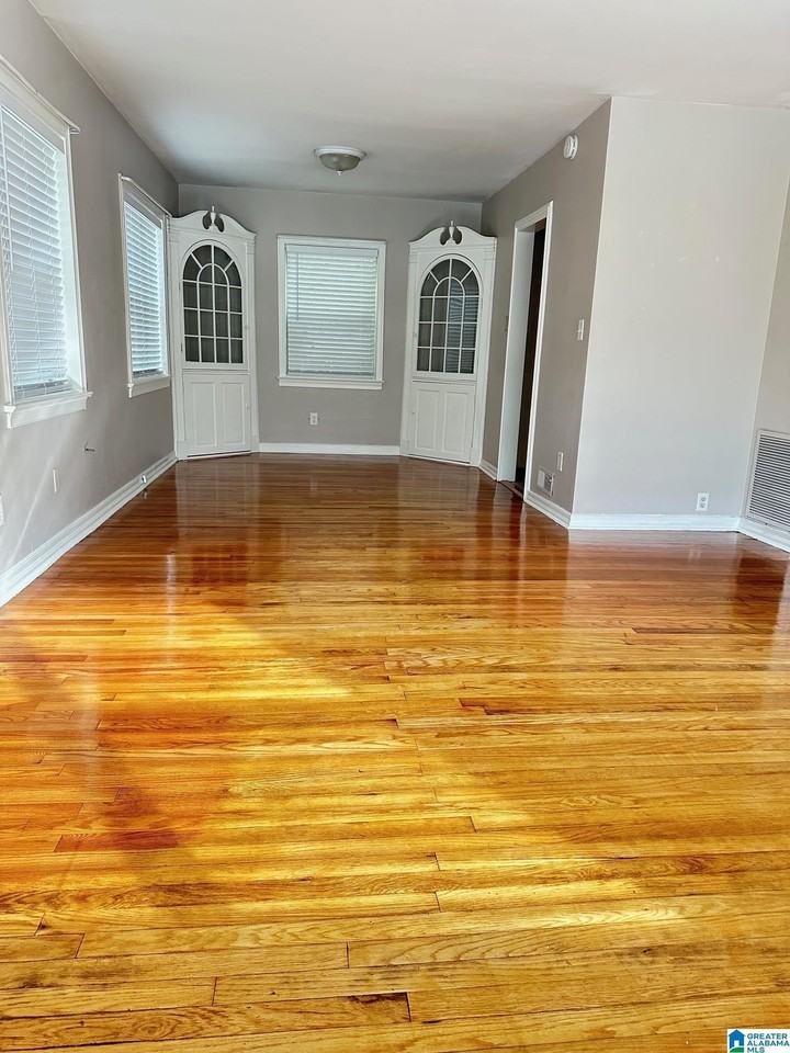 1006 Broadway St - Photo 2 of 9