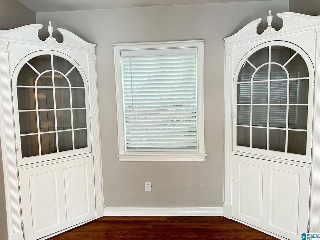 1006 Broadway St - Photo 3 of 9