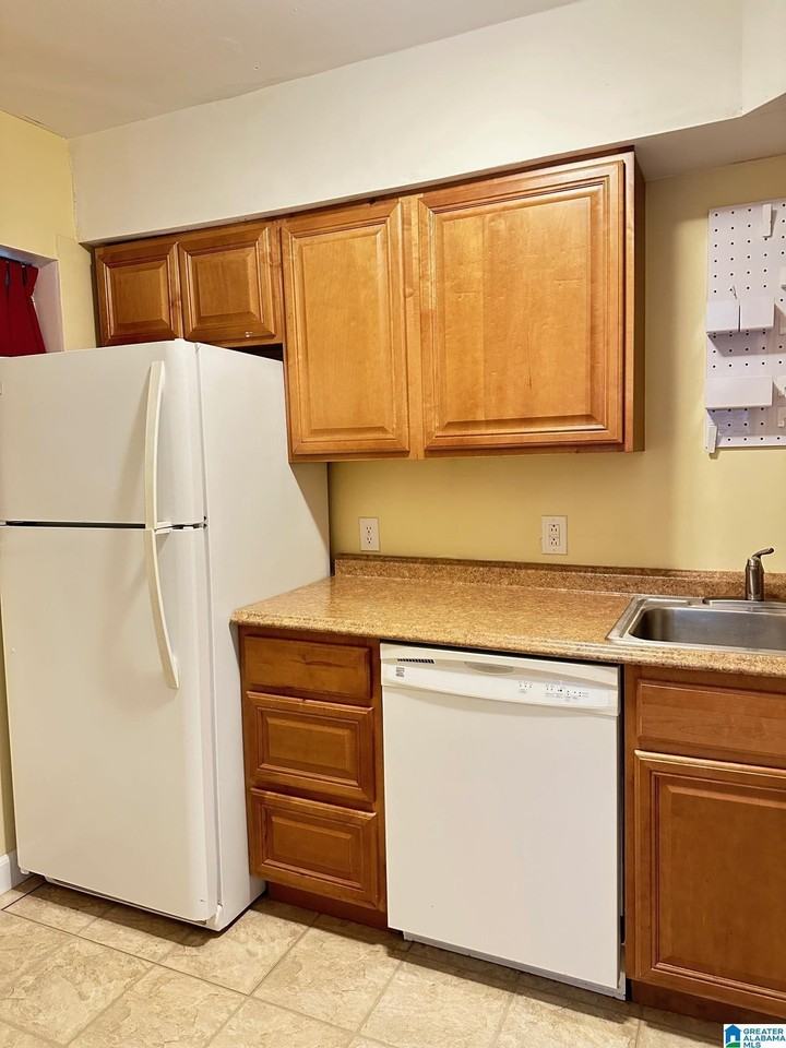 1006 Broadway St - Photo 4 of 9