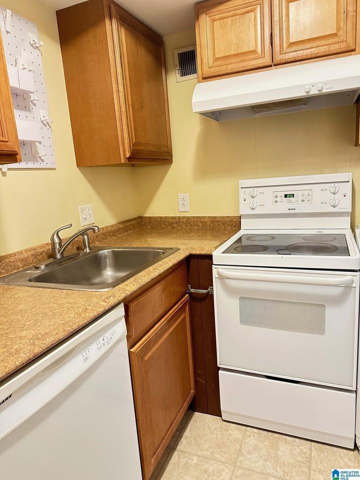 1006 Broadway St - Photo 5 of 9