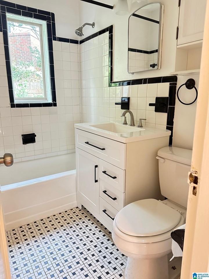 1006 Broadway St - Photo 7 of 9