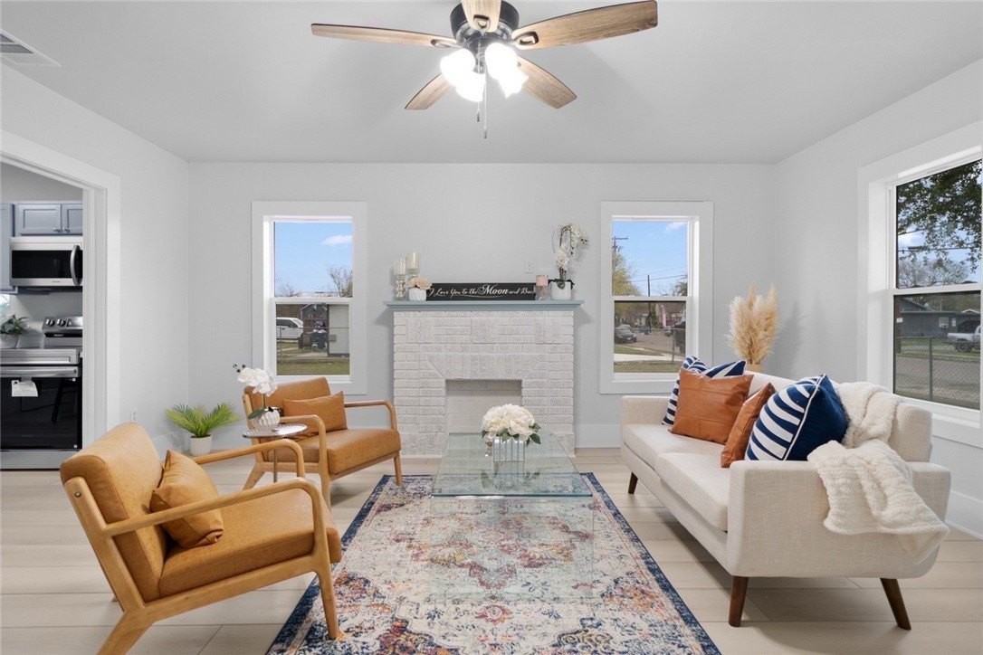 2459 1st St ## 0 - Photo 4 of 17