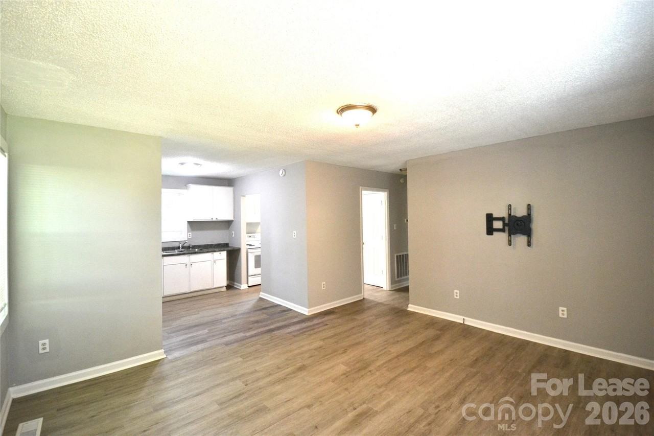 104 S Gregory St - Photo 3 of 22