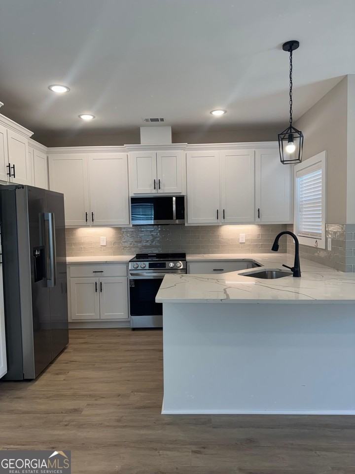 305 Georgia St - Photo 4 of 10