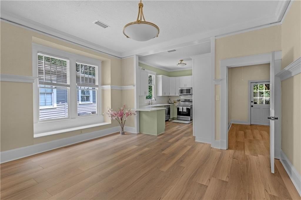 1559 Bruister St - Photo 4 of 21