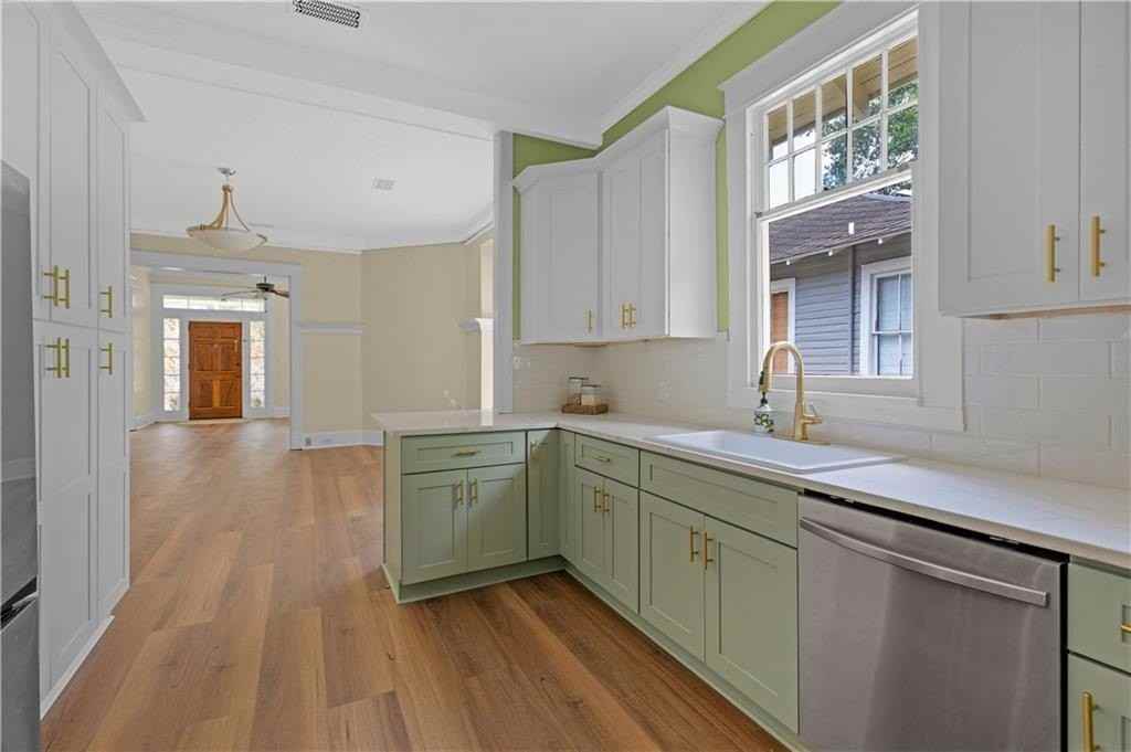 1559 Bruister St - Photo 7 of 21