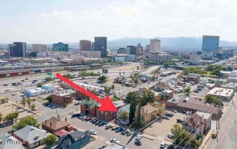 709 N Saint Vrain St - Photo 2 of 17